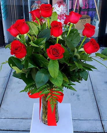 12 roses with vase