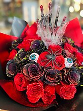 24 BLACK AND RED ROSES