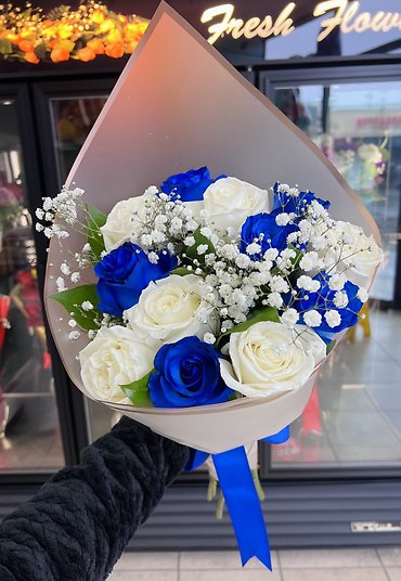 Round Bouquet- Blue and White