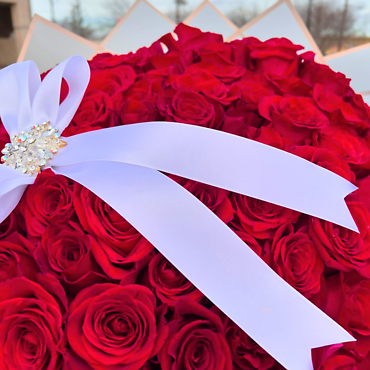 100 Roses with ribbon
